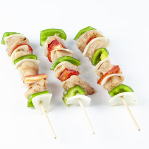 Brocheta de pechuga de pollo con verduras